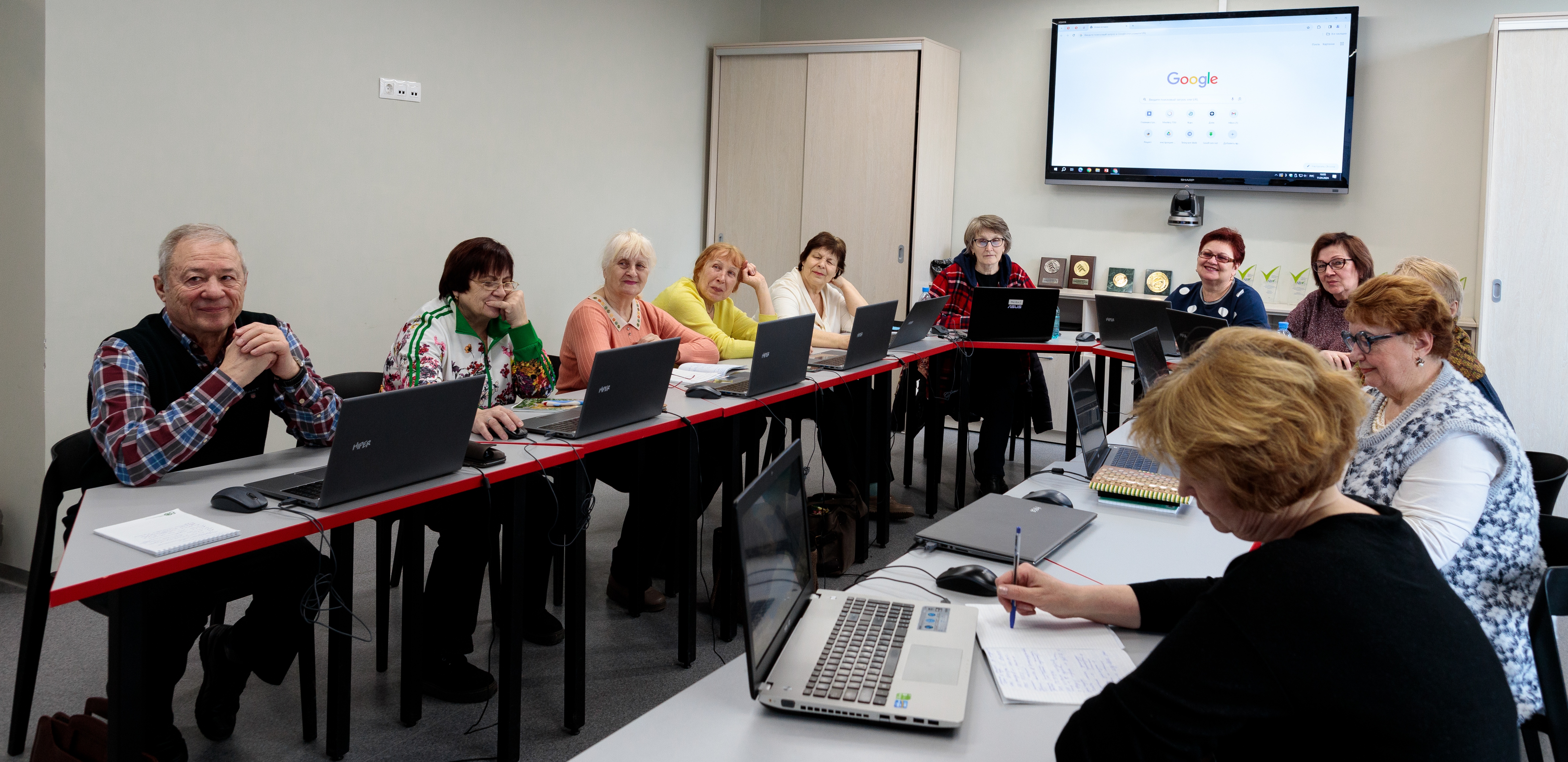 Томские пенсионеры обучаются компьютерной грамотности на базе ИДО